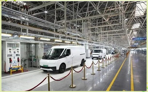 金杯与吉利远程联手打造多款新能源产品，吉运E6、E9等车型亮相-有驾