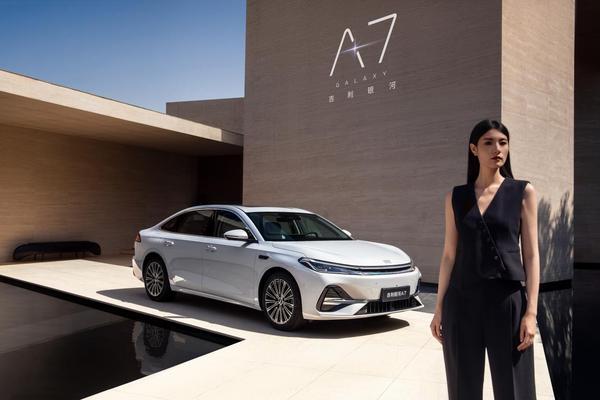 吉利银河A7全球首秀，2L级油耗引领电混家轿进入新时代_汽车_中国网