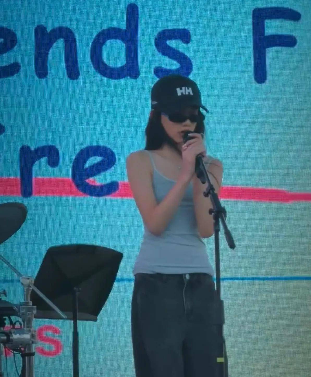 孙莉晒二女儿日常，12岁多妹亮相音乐节，又酷又漂亮，很有偶像范