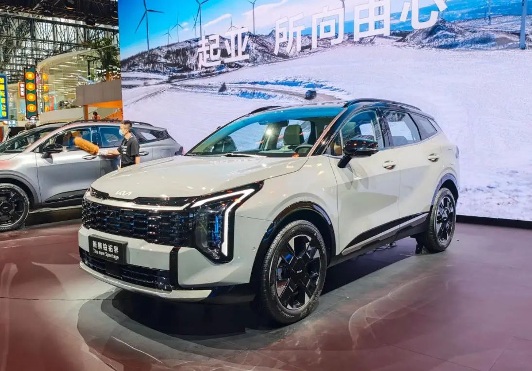 2026款起亚狮铂拓界对比老款,10.99万,入门标配8AT