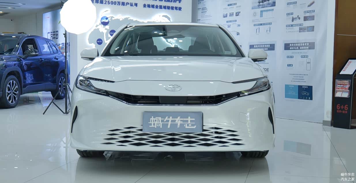 月销量上涨61%,丰田凯美瑞现在多少钱能拿下?燃油混动怎么选?