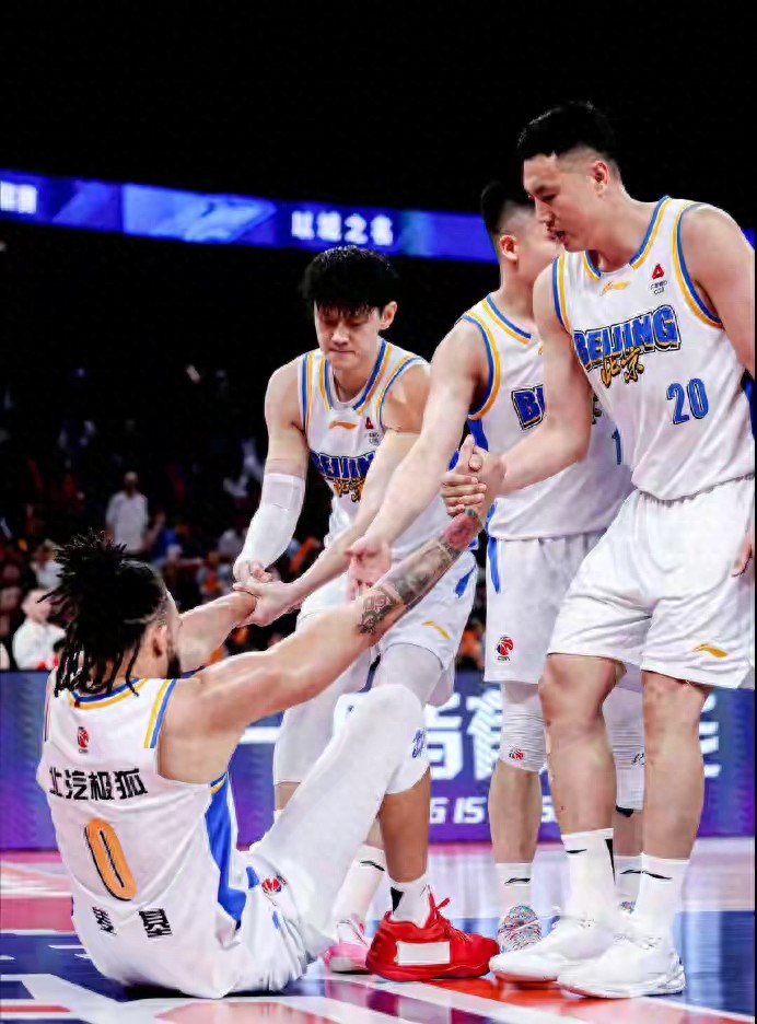 北京男篮99-88上海！赛后传来3不可思议2事实，杨鸣点评一针见血