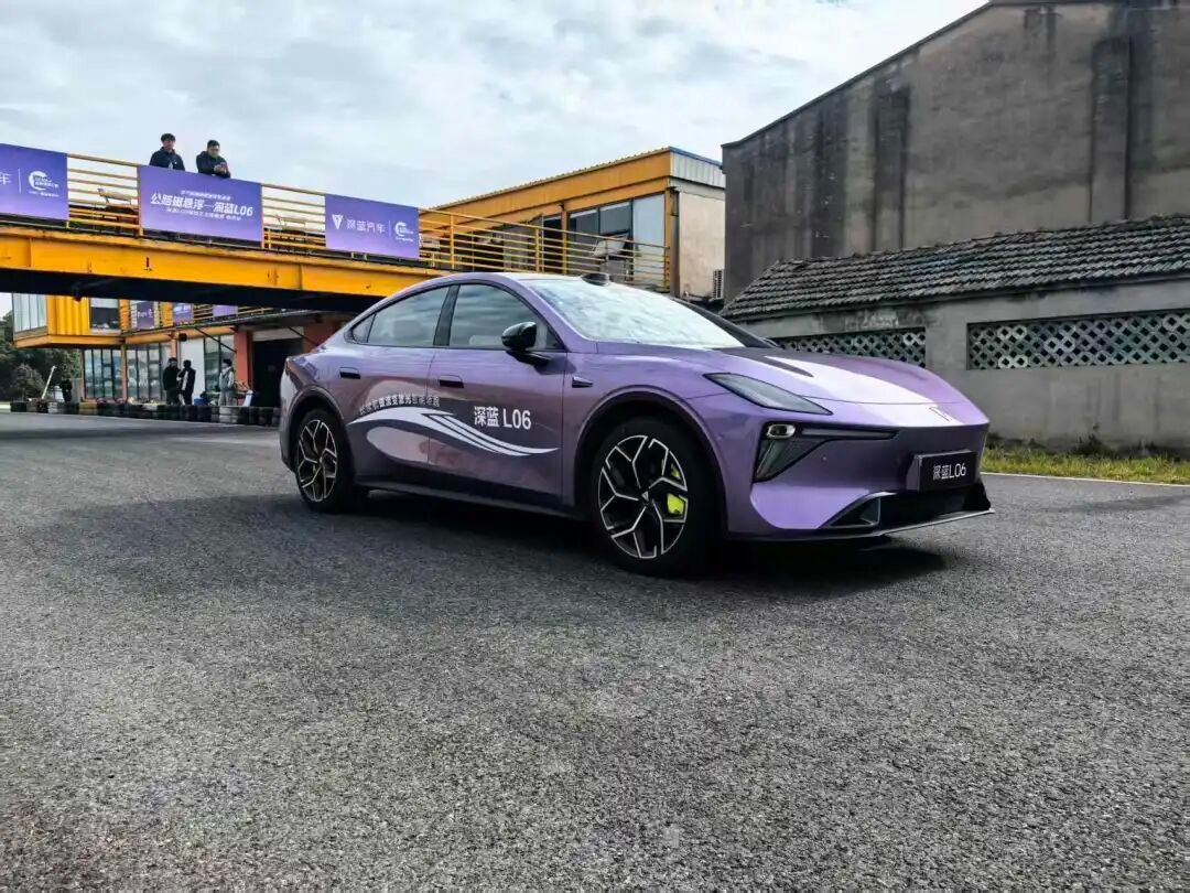 赛道狂飙 深蓝L06用磁流变悬架改写15万级纯电轿跑体验 | BitAuto