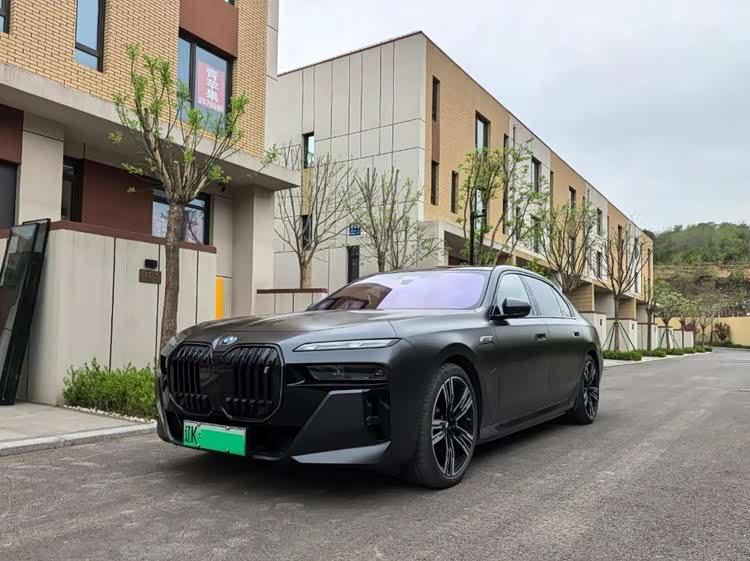 宝马i7提车一年,驾驶感受非常好,但这方面有争议…
