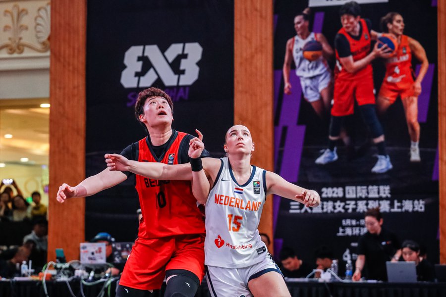 国际篮联三人篮球女子系列赛激战上海，市民边购物边追星“女姚明”张芷婷