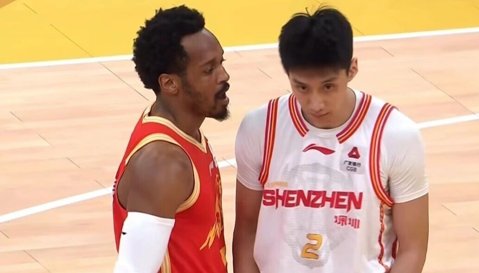 孙铭徽被背出场又杀回！2-0！广厦男篮7分险胜深圳，罚球27-12，胡金秋17+8