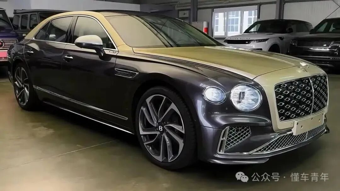全新2026款宾利飞驰亮相,467kW/635PS+8AT+全时四驱,3194mm轴距+12.3英寸曲面屏+三腔空气悬架