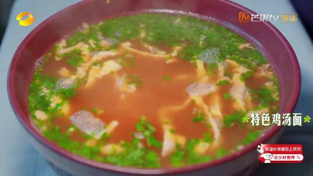 李沁吃饭好可爱，感觉乖乖的很好养活！饿了就是要多吃点才有力气
