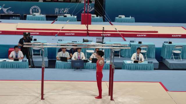 全锦赛双杠决赛选手全程分心录制引关注