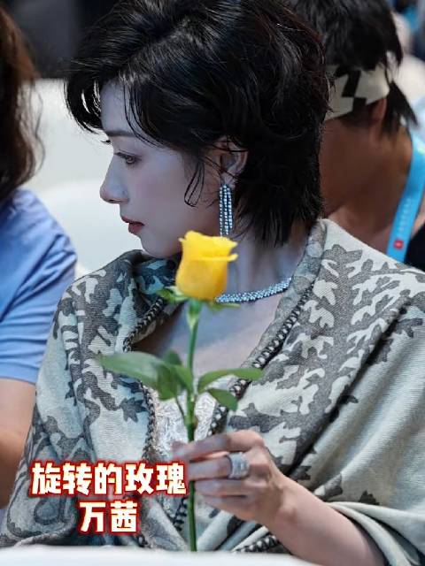 被万茜转玫瑰这一手绝活震撼到了，花美人也美