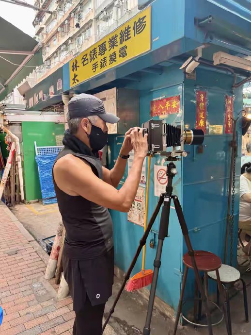 周润发平常生活中节俭亲民的例子有哪些？