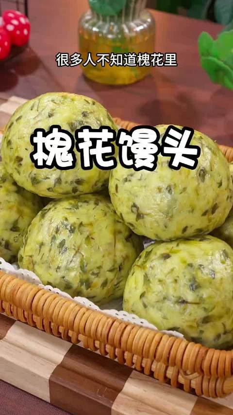 很多人不知道把槐花放进开水中，做出的美食竟然这么好吃，关键做法超级简单