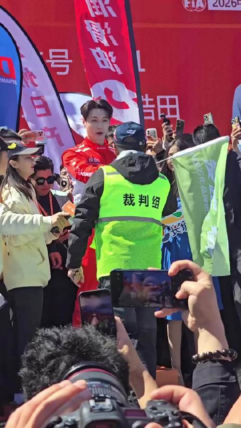再刷到还是被帅晕 红色赛车服已预定进今年的top圈