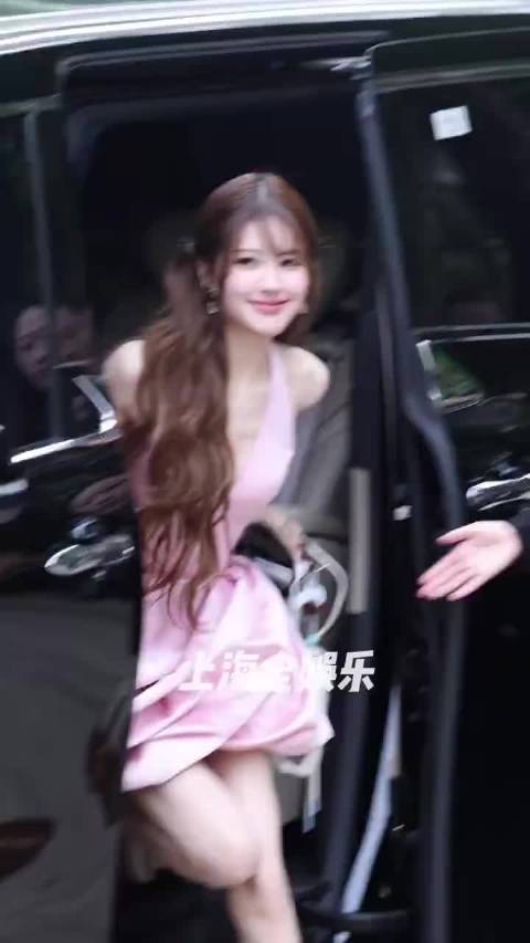 赵露思今日上海活动路透 看得出她是公主，粉粉的好美啊