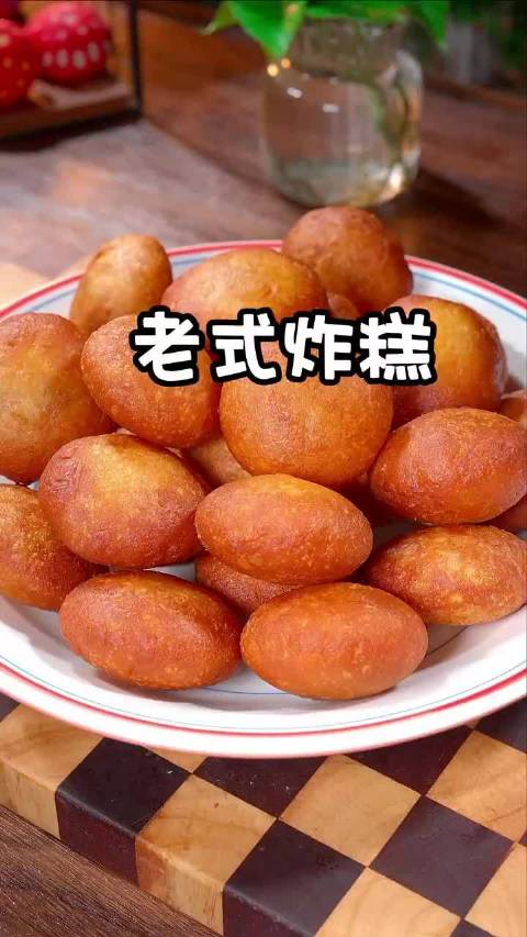 面粉开水搅拌制成金黄酥脆传统美食