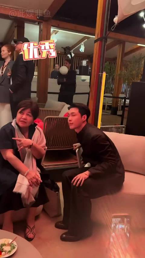 明星面对资本态度，张艺兴小心翼翼，范丞丞全程憋笑，吴京敢怒不敢言 范丞丞