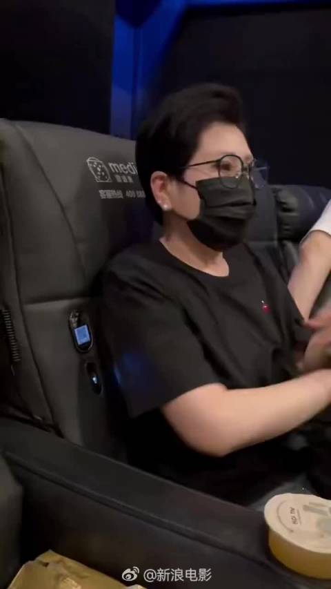 张凯丽看《给阿嬷的情书》泪崩，提名年度喜爱影片