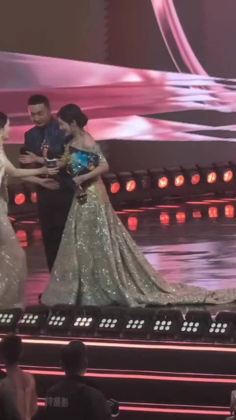 谢娜连发两条微博支持杨紫新剧家业