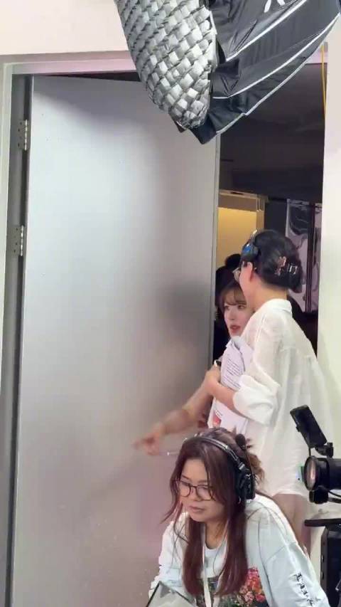赵露思穿粉色长裙亮相OLLY上海见面会