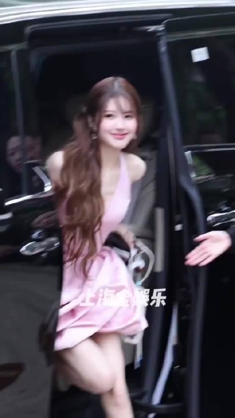 赵露思今日活动生图路透，这造型好公主