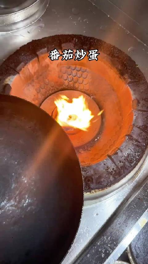 番茄炒蛋成厨房帅气标杆，金黄嫩滑引网友热议