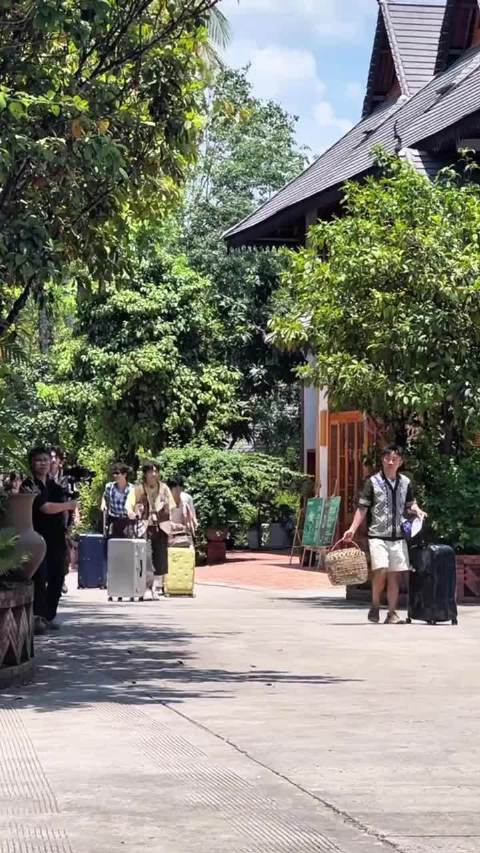 王安宇一个人拉着两个小朋友哈哈哈哈哈，王哥你就宠吧