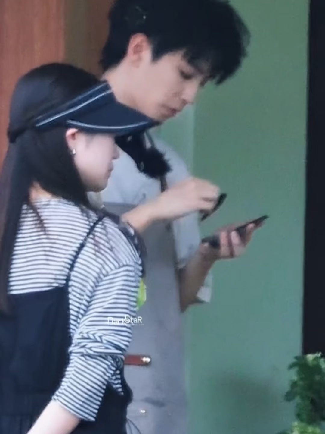 自己补妆的小宝