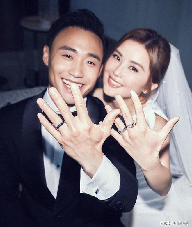 蔡卓妍婚后首现身戴婚戒一脸幸福，阿娇豪送54万大礼显真情