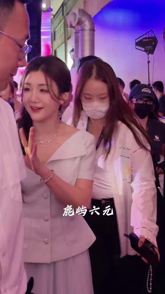 陈梦活动结束退场啦 一直和我们拜拜 好美啊