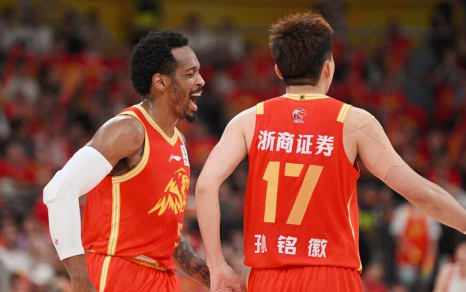 66-77！揪出祸首！深圳G2不敌广厦末节决战，6人乱成一锅粥，只怪一人，系列赛0-2无退路