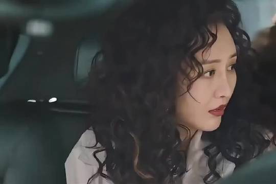 富婆破产带不走珠宝，没想到闺蜜竟吐出了天价钻戒