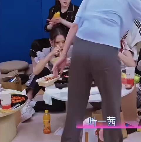 叶一茜照顾阚清子江语晨，一个没胃口一个没忌口