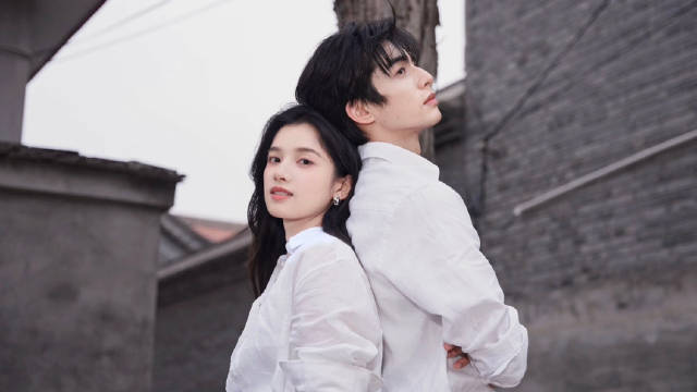 宋威龙张婧仪暮色白衫芭莎大片发布，演绎野狗骨头灵魂重逢