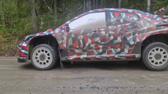前WRC冠军塔纳克试驾丰田WRC27新车