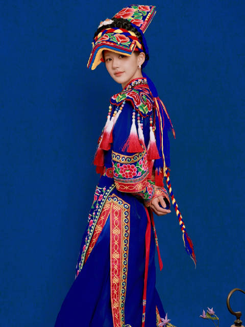 安利官上线！赵露思身着羌绣美不胜收