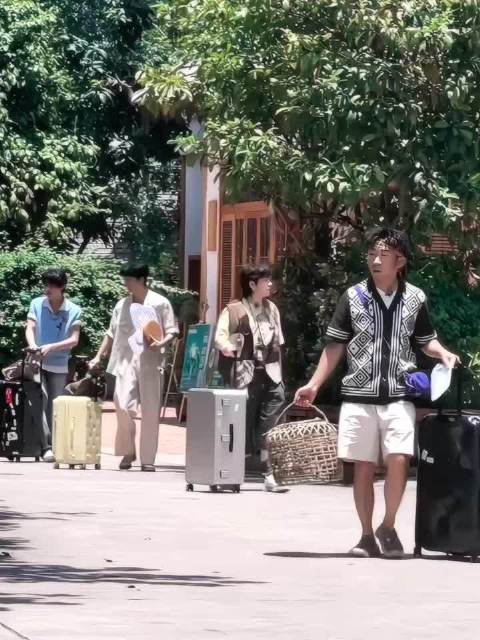 王安宇田曦薇黄明昊校服路透曝光，互动自然治愈