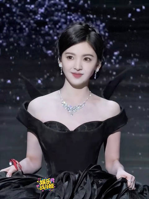 章若楠王安宇亮相微博之夜 简直是王子公主