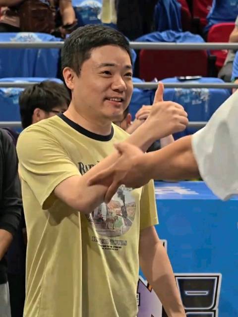 丁俊晖现身五棵松观战CBA京沪半决赛