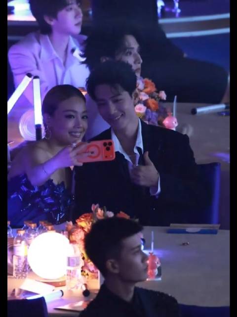 容祖儿肖战热聊合影,任嘉伦新发型亮相