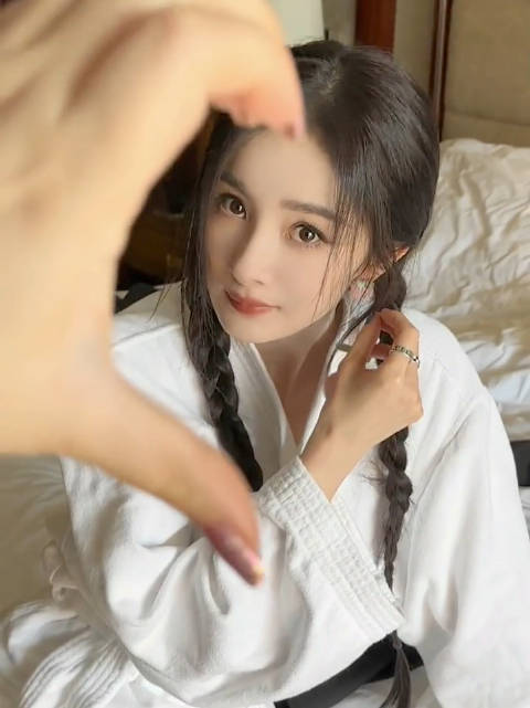 杨幂离婚8年维持单身人设，绯闻不断却从未承认