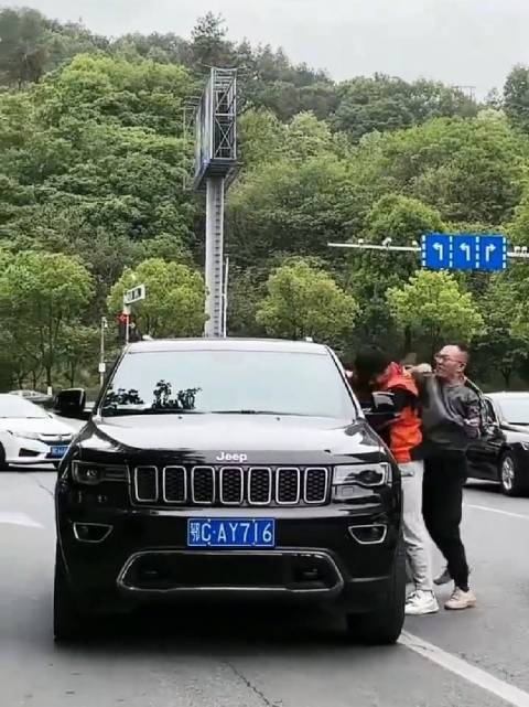 开个jeep不知道姓啥了，看把人家欺负啥样了，大家出来评评理