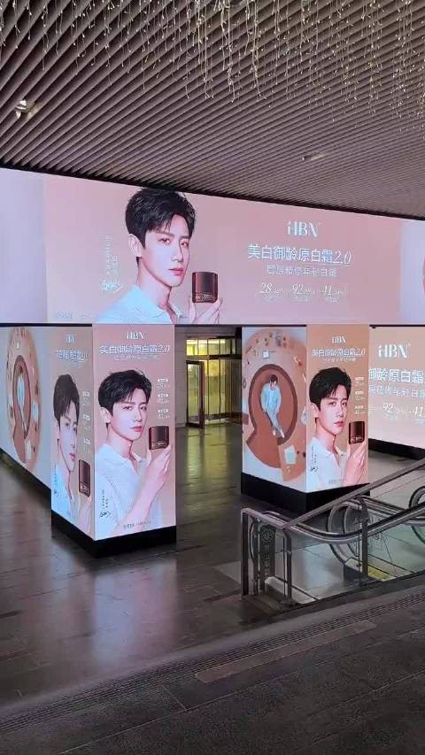 白敬亭HBN线下地广大屏 520 排面好足好好看啊
