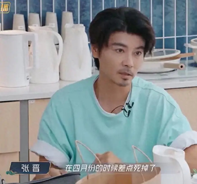 在张晋经历心脏手术期间，蔡少芬是如何陪伴和支持他的？