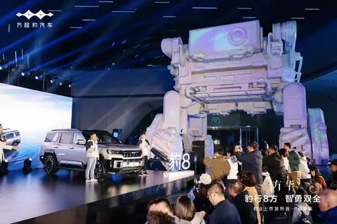 华为乾崑智驾ADS 3.0加持下的方程豹豹8正式登陆蓉城