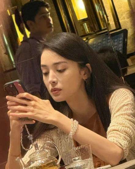 娜扎姐姐返疆不舍落泪，菌汤火锅暗藏姐妹情深_网友_镜头_穿着