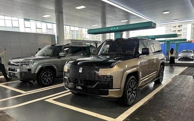 130万买国产车值不值?仰望U8L加长版用5分钟快充+1200匹马力,重新定义百万豪华商务出行