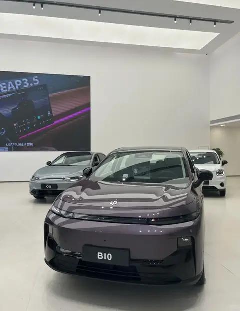 12月抄底必看!零跑B10 9万出头拿下,续航空间售后全放心