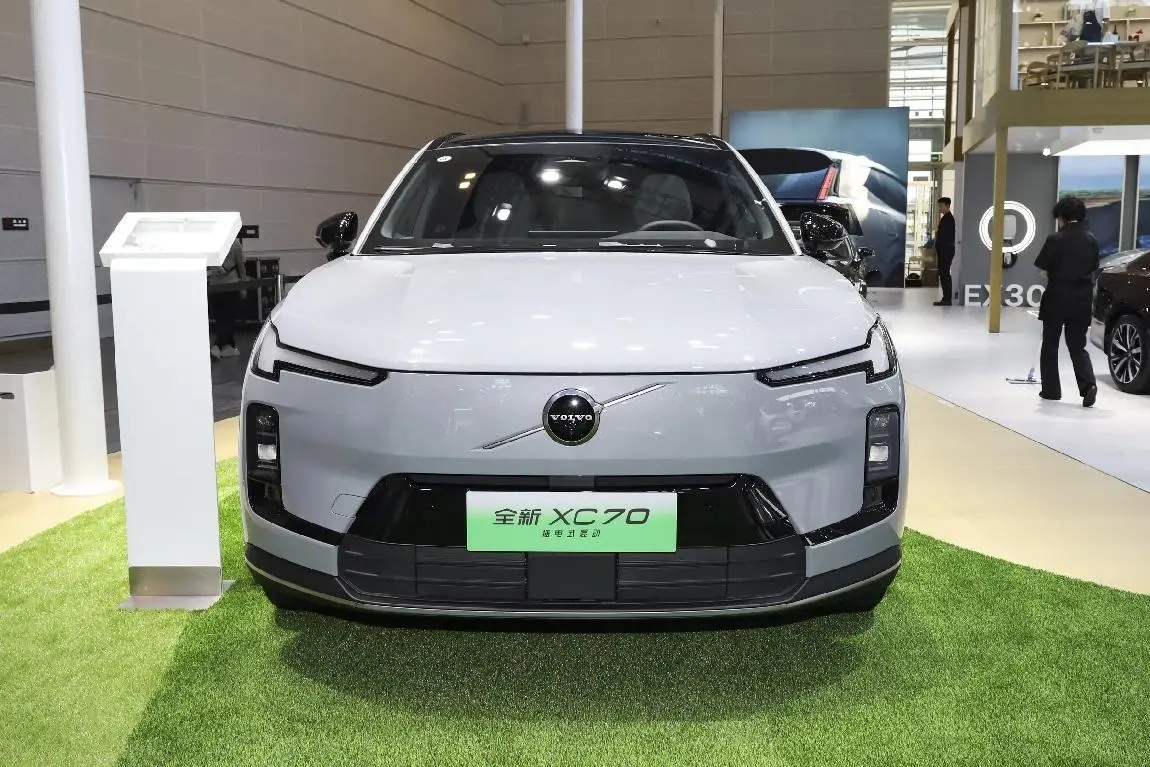 沃尔沃XC70,插电混动SUV,纯电续航212km,3挡DHT,轴距2895mm