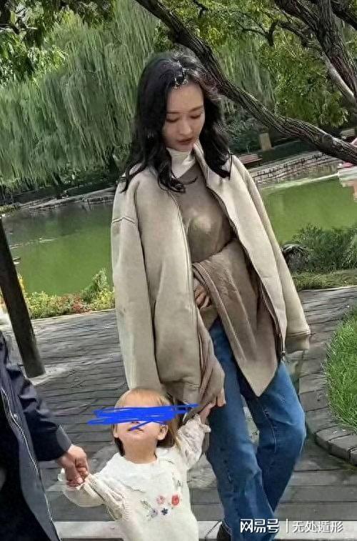 王鸥带女儿公园游玩的温馨画面