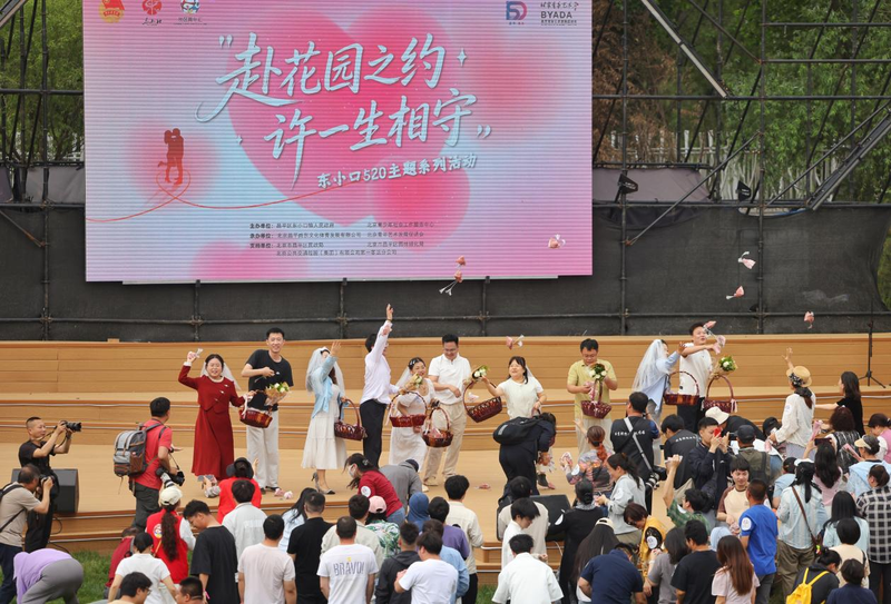 新人一同將喜糖拋向空中。新京報記者 王貴彬 攝